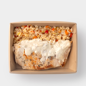 Куриная грудка с рисом, овощами и сливочно-грибным соусом, 290 г