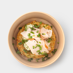 Картофельный драник с копчёной курицей и муссом «Базилик», 170 г