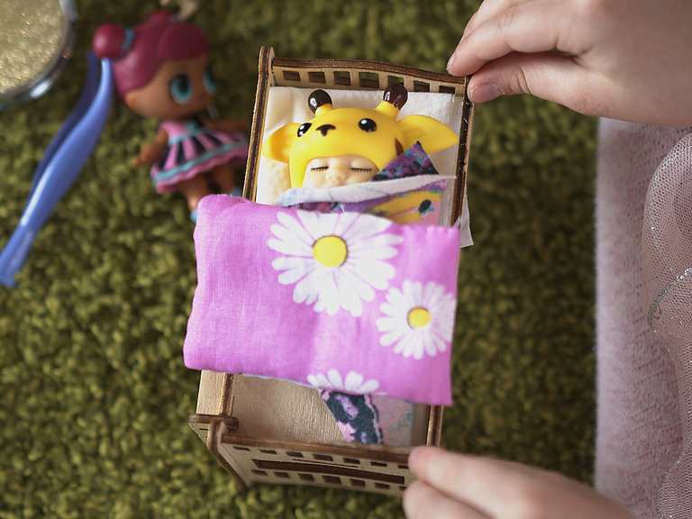 Куколка-сюрприз в съемной шапочке зверька, с бутылочкой, 8 см (видео)