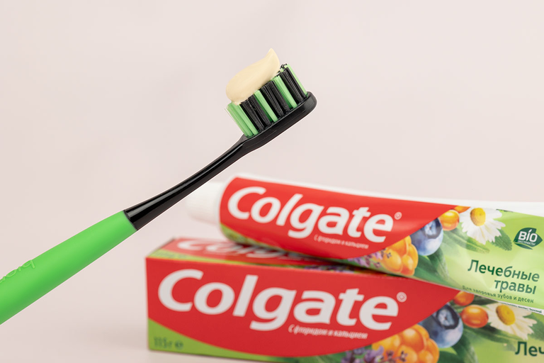 Зубная паста «Colgate» Отбеливающая Лечебные травы, 75 мл