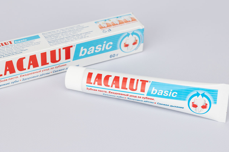 Зубная паста «Lacalut» basic, 60 г