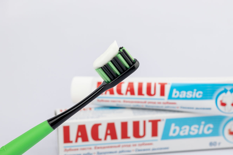 Зубная паста «Lacalut» basic, 60 г