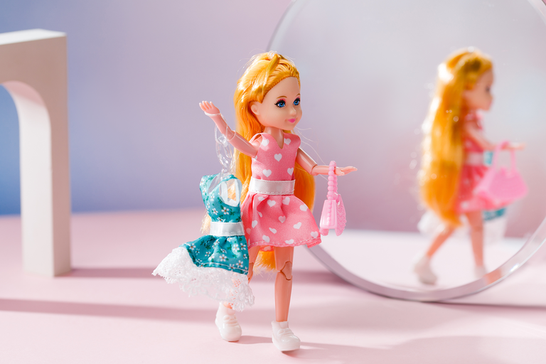 Игровой набор: шарнирная кукла (15 см), наряды и сумочка Игровой набор: шарнирная кукла (15 см), наряды и сумочка