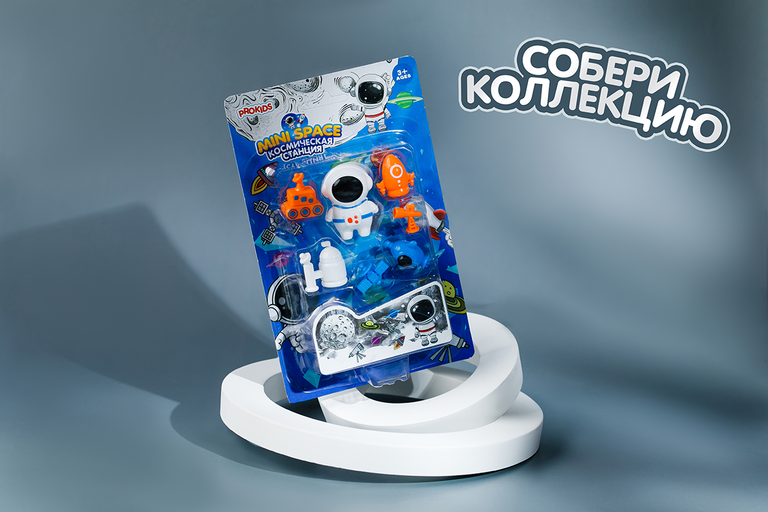 Космонавт с аксессуарами