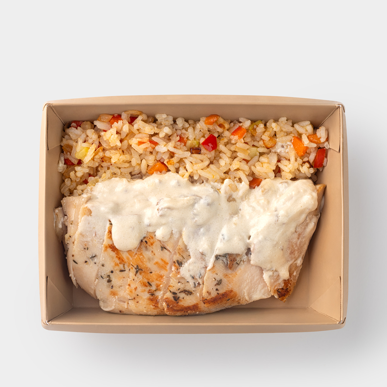 Куриная грудка с рисом, овощами и сливочно-грибным соусом, 290 г